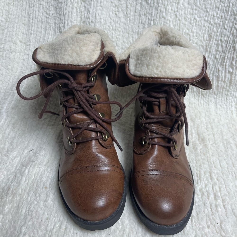 Arizona Jean Company Synthetic brown Lace up boots off white Faux Fur trim SZ9